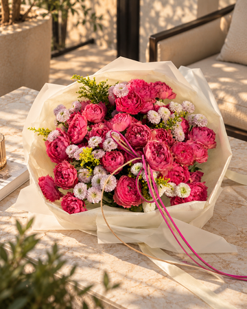 Magenta Charm – Fuchsia Garden Roses & Button Daisies Bouquet